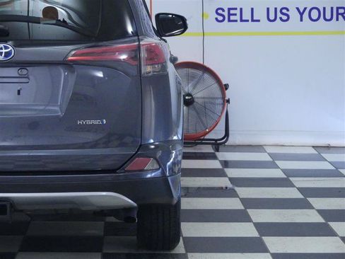 Used 2018 Toyota RAV4 LE AWD/4WD image 29