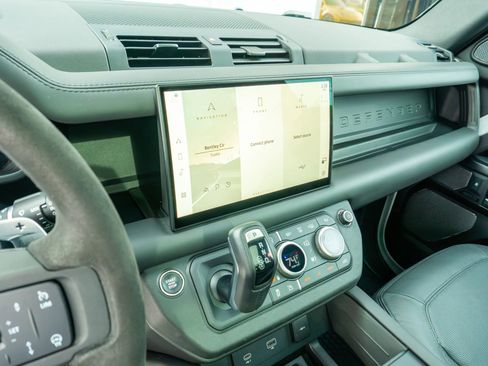 Used 2023 Land Rover Defender 110 image 59