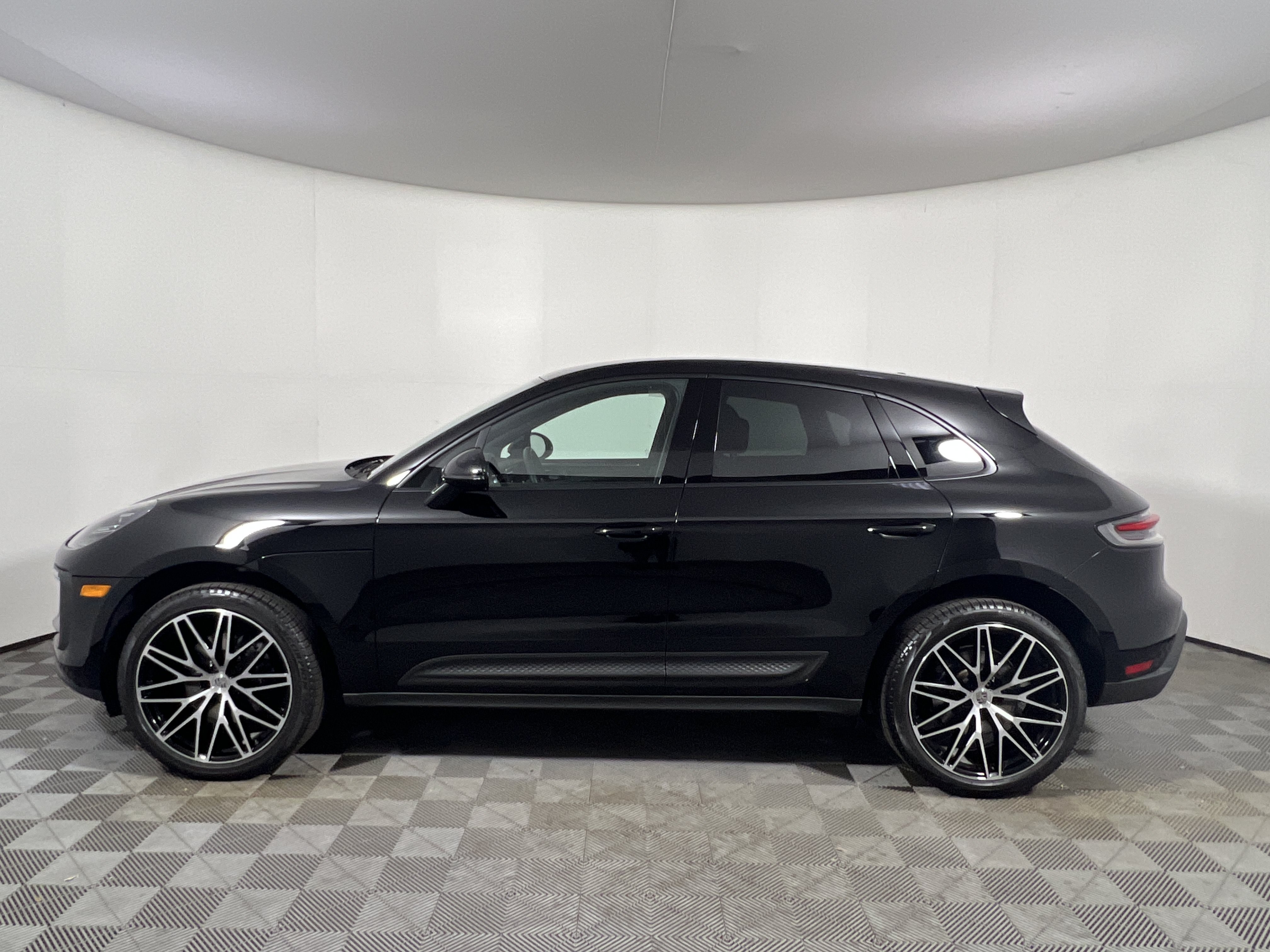 Certified 2026 Porsche Macan AWD/4WD image 2