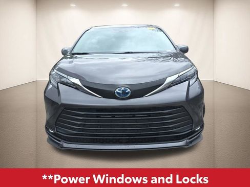 Used 2025 Toyota Sienna XLE image 13