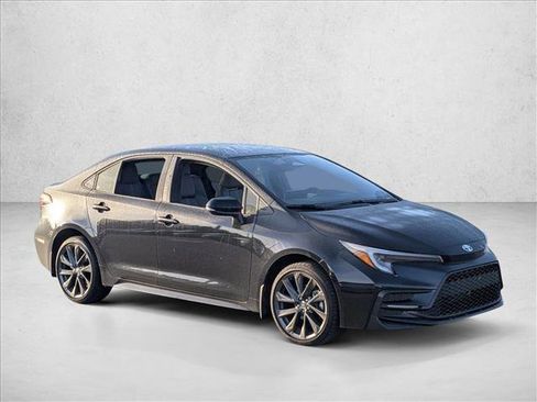 Used 2025 Toyota Corolla SE image 3