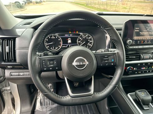 Used 2024 Nissan Pathfinder SV image 14