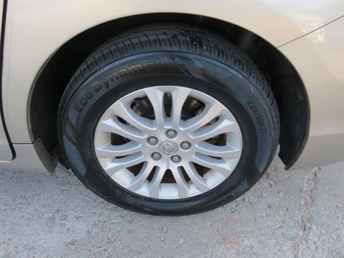 Used 2015 Toyota Sienna XLE image 34