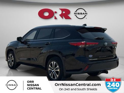 Used 2022 Toyota Highlander XLE AWD/4WD image 7