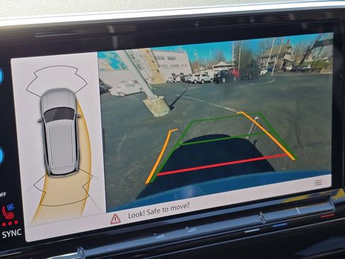 Used 2025 Volkswagen Atlas SE image 3