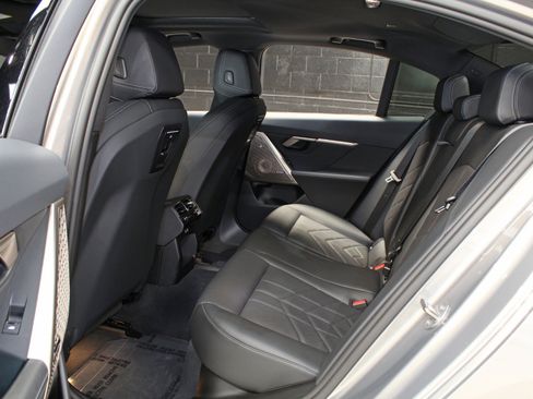 Used 2024 BMW 530i xDrive AWD/4WD image 43