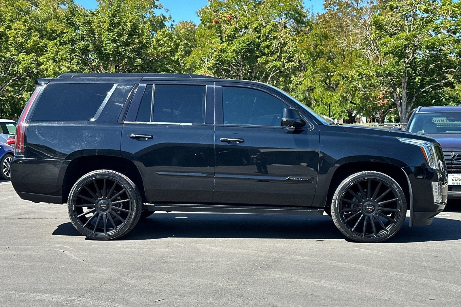 Used 2016 Cadillac Escalade Premium RWD image 3
