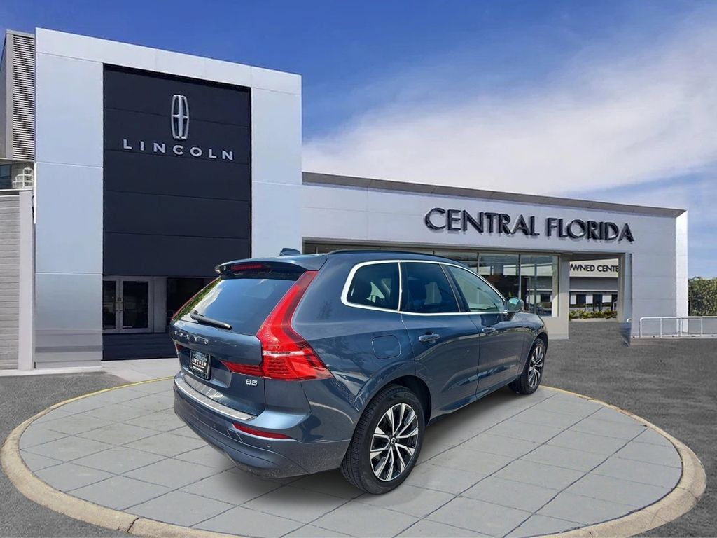 Used 2023 Volvo XC60 B5 Core w/ Climate Package FWD image 3