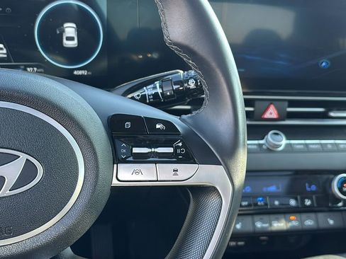 Used 2025 Hyundai Elantra SEL image 18