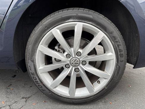 Used 2017 Volkswagen Golf SE image 17