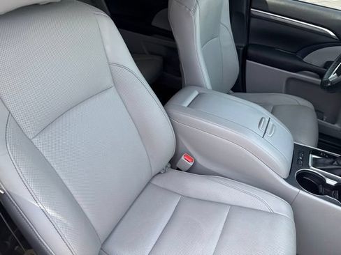 Used 2018 Toyota Highlander Limited Platinum AWD/4WD image 16