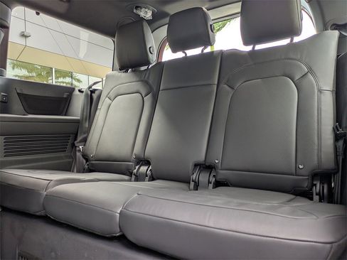 New 2025 Land Rover Defender 130 X-Dynamic SE image 15