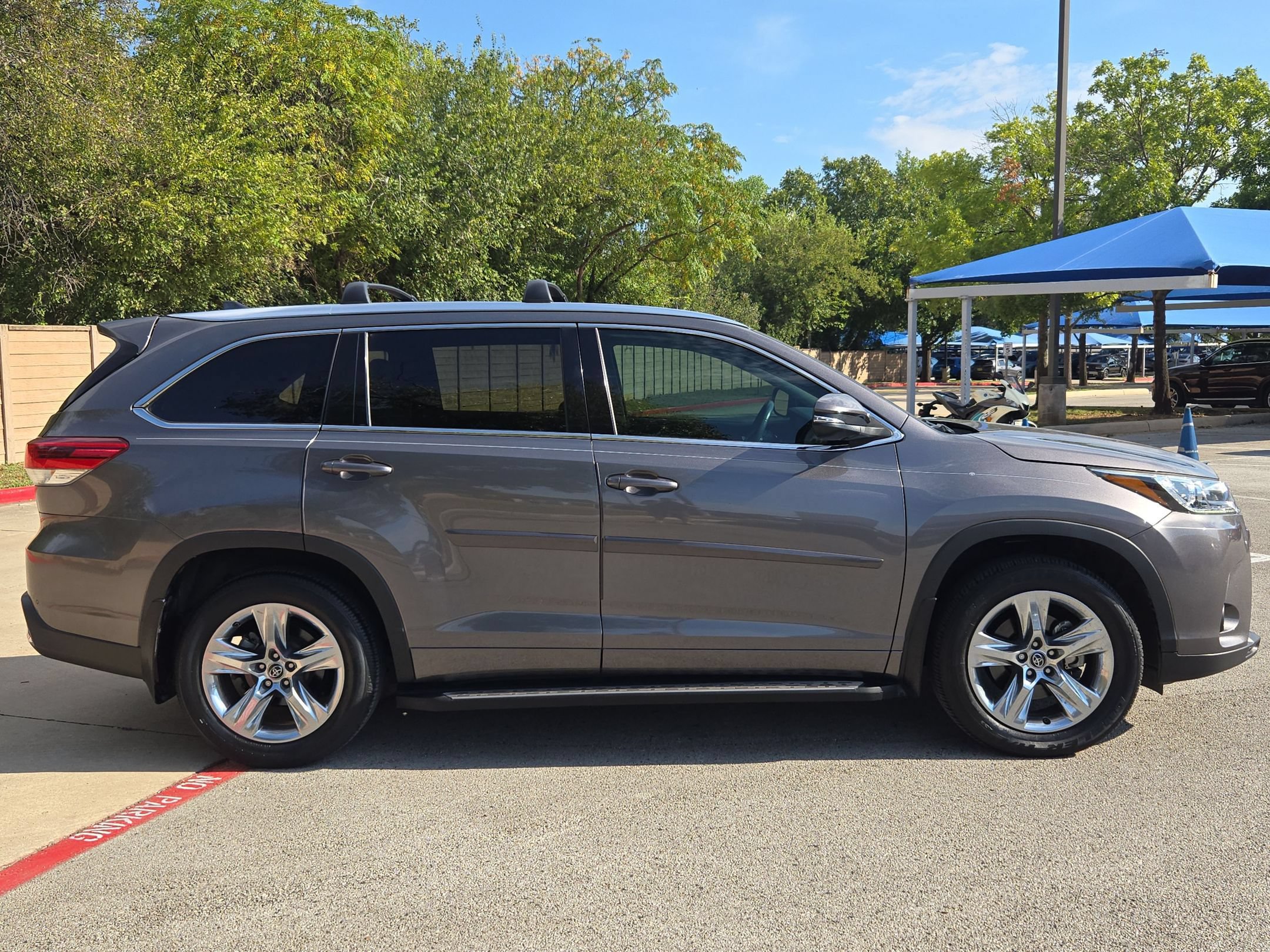 Used 2018 Toyota Highlander Limited FWD image 2