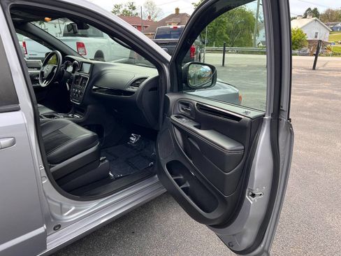 Used 2019 Dodge Grand Caravan SXT w/ Blacktop Package FWD image 29