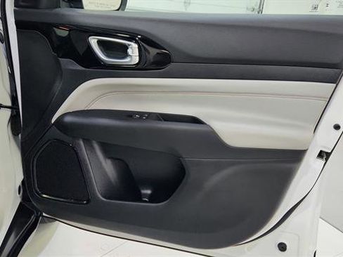 Used 2025 Jeep Compass Limited image 26