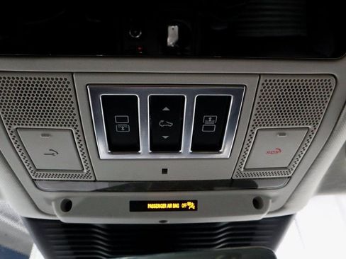 Used 2024 Land Rover Discovery S image 33