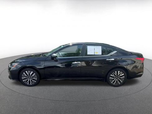 Used 2025 Nissan Altima 2.5 SV FWD image 8