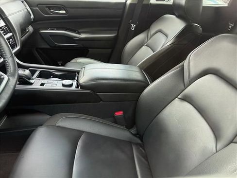 Used 2025 Nissan Pathfinder SL AWD/4WD image 4