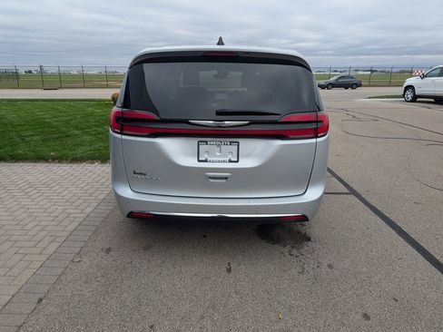 Used 2023 Chrysler Pacifica Touring-L image 8