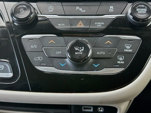 Used 2019 Chrysler Pacifica Touring-L FWD image 18