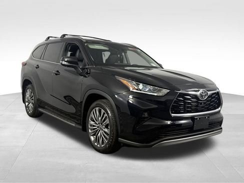 Used 2024 Toyota Highlander Platinum FWD image 3