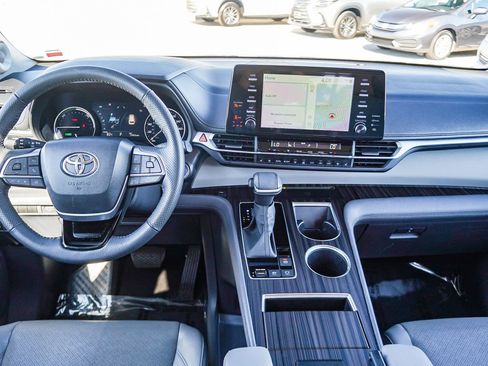 Used 2023 Toyota Sienna Limited image 13
