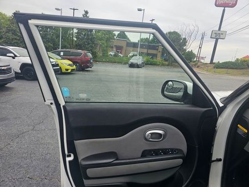 Used 2014 Kia Soul FWD image 24