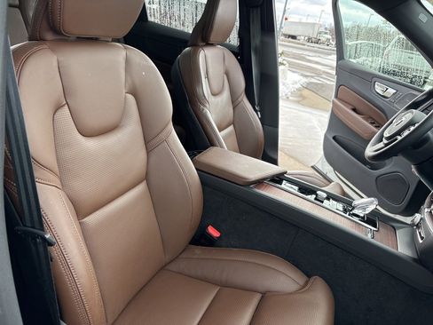 Certified 2024 Volvo XC60 B5 Ultimate w/ Protection Package Premier image 37