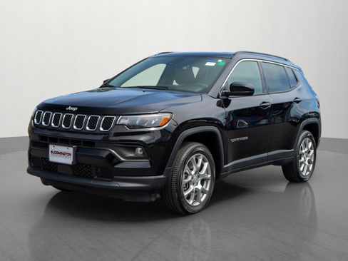 Used 2023 Jeep Compass Latitude image 3