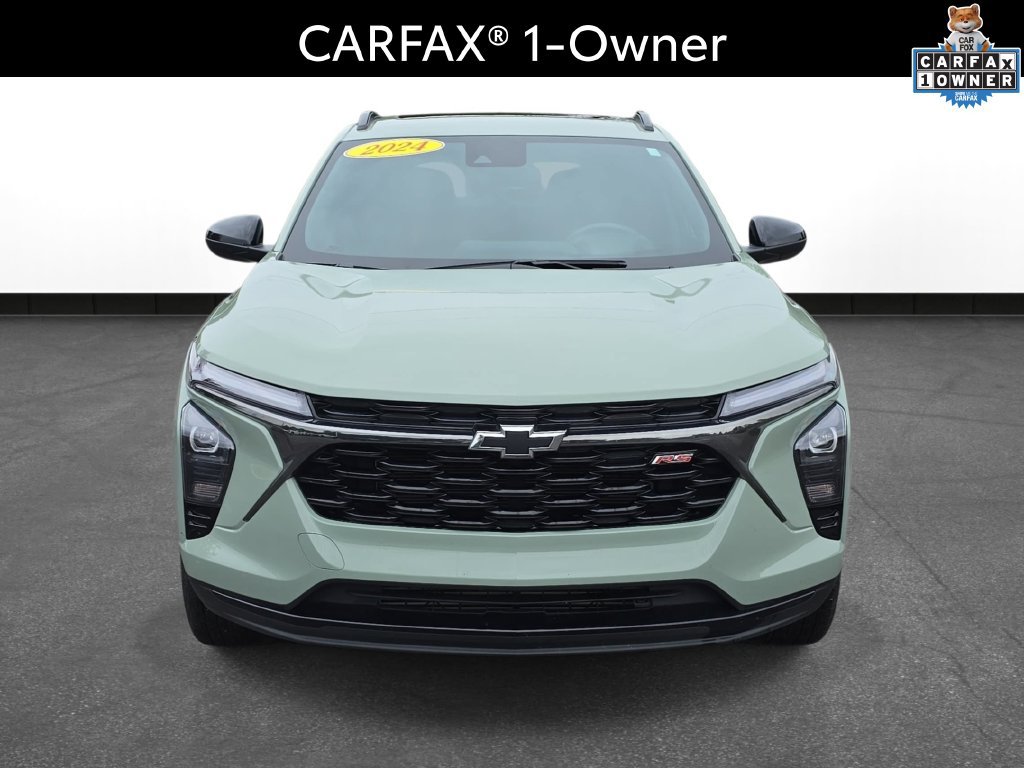 Used 2024 Chevrolet Trax RS w/ Sunroof Package FWD image 2