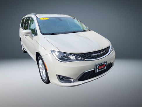 Used 2017 Chrysler Pacifica Touring-L w/ Tire & Wheel Group FWD image 1