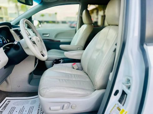 Used 2014 Toyota Sienna XLE w/ XLE Premium Package FWD image 9