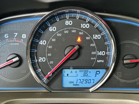 Used 2013 Toyota RAV4 Limited AWD/4WD image 28