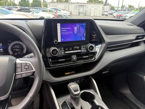 Used 2025 Toyota Highlander XSE AWD/4WD image 16
