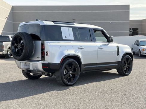 Used 2023 Land Rover Defender 110 SE image 28