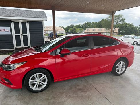 Used 2017 Chevrolet Cruze LT FWD image 2