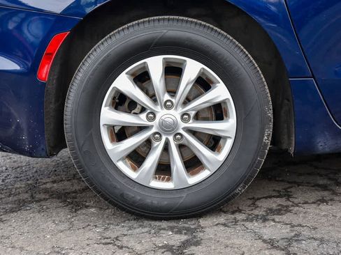 Certified 2019 Chrysler Pacifica Touring Plus image 12