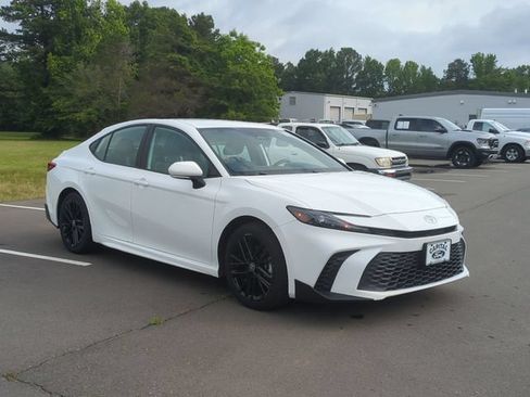 Used 2025 Toyota Camry SE FWD image 15