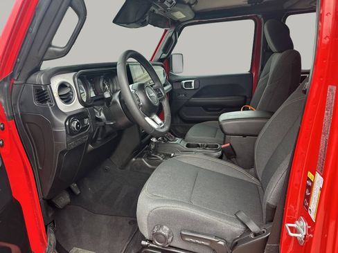 Used 2025 Jeep Wrangler Unlimited Sahara AWD/4WD image 10