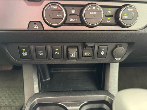 Used 2021 Toyota Tacoma TRD Sport w/ Technology Package image 18