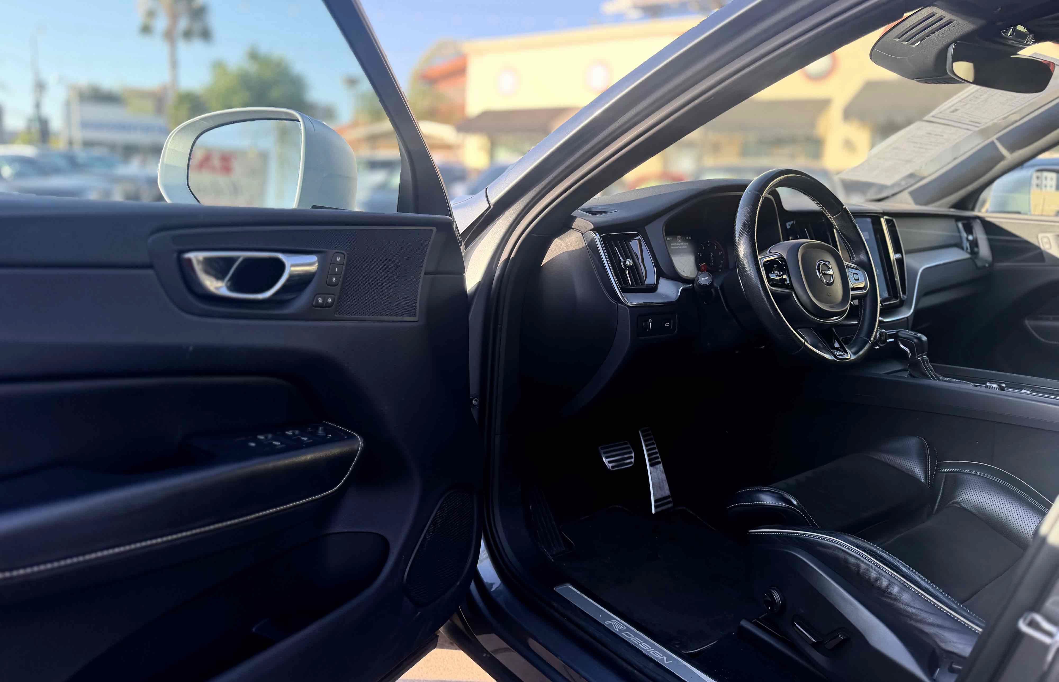 Used 2018 Volvo XC60 T6 R-Design AWD/4WD image 17