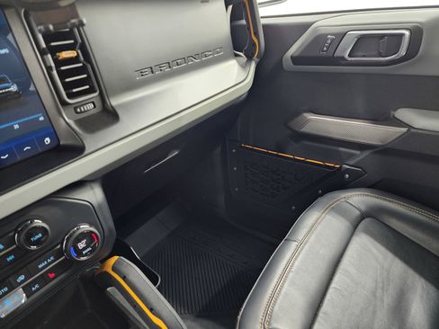 Used 2023 Ford Bronco Badlands w/ Sasquatch Package image 12