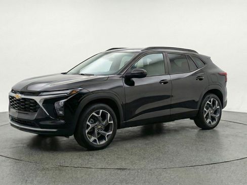 Used 2025 Chevrolet Trax LT image 3