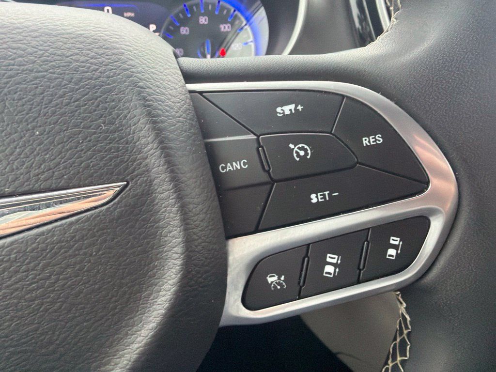 Used 2024 Chrysler Pacifica Touring-L FWD image 16