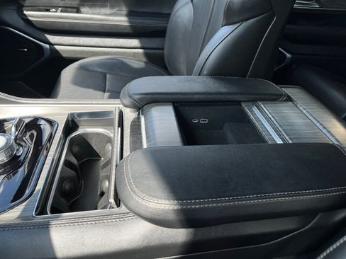 Used 2024 Jeep Wagoneer Series III AWD/4WD image 27
