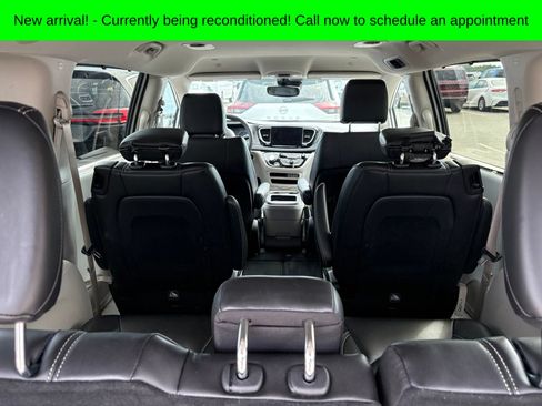 Used 2024 Chrysler Pacifica Touring-L FWD image 9