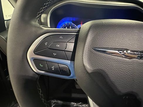 Used 2025 Chrysler Pacifica Select FWD image 33