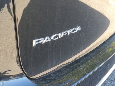 Used 2024 Chrysler Pacifica Touring-L image 14