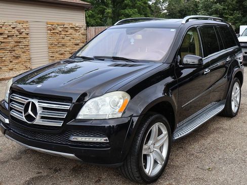 Used 2011 Mercedes-Benz GL 550 4MATIC image 4