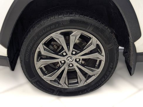 Used 2022 Toyota RAV4 XLE Premium image 9